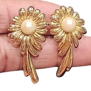 Pisitelli Vintage Gold Tone Faux Pearl Floral Daisy Clip On Earrings Signed